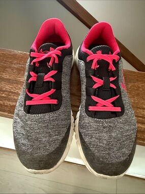 Girls under armour tennis shoes
